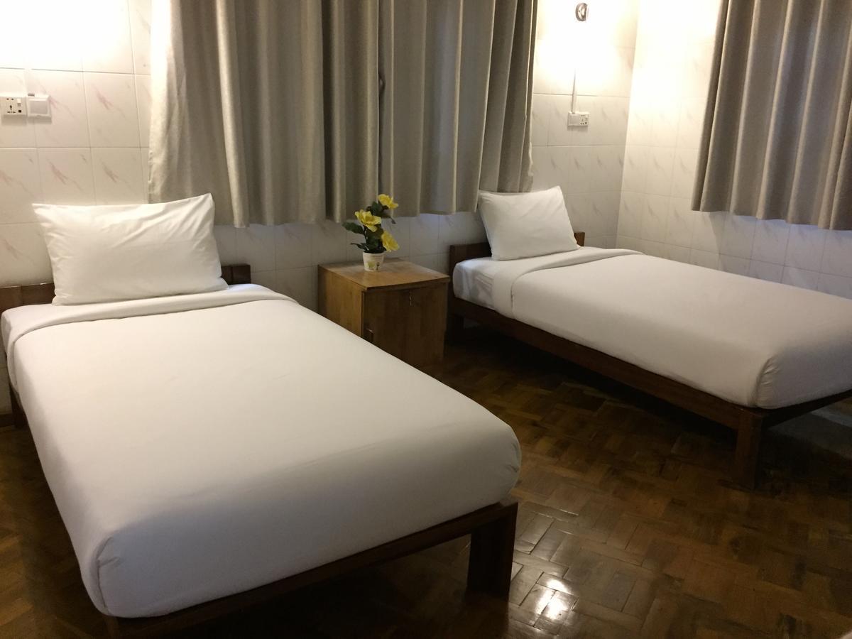 Celia Hostel Mandalay Exteriör bild