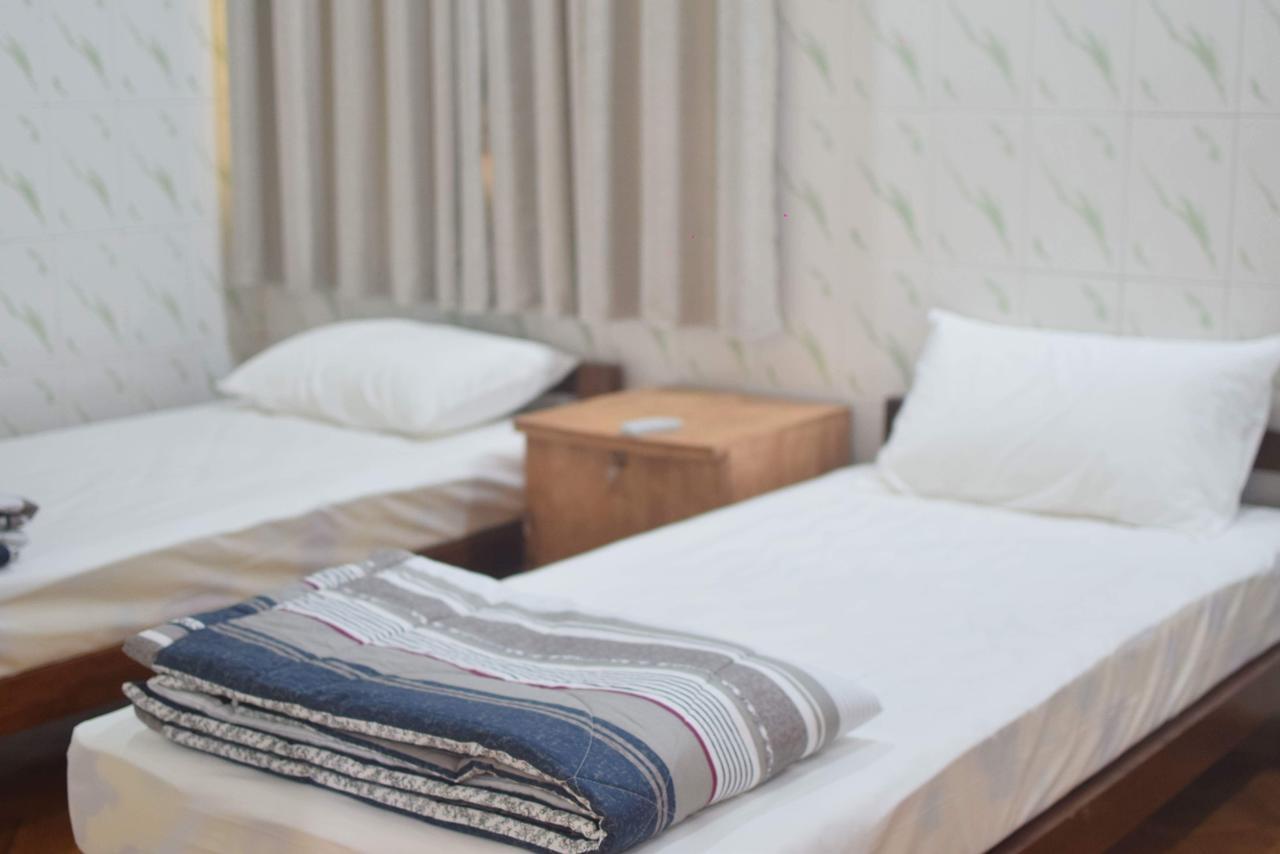 Celia Hostel Mandalay Exteriör bild