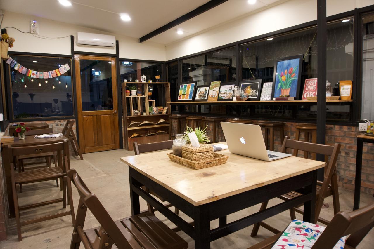 Celia Hostel Mandalay Exteriör bild