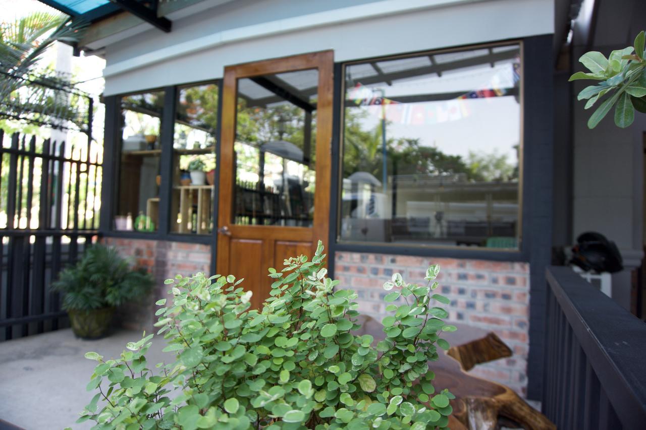 Celia Hostel Mandalay Exteriör bild