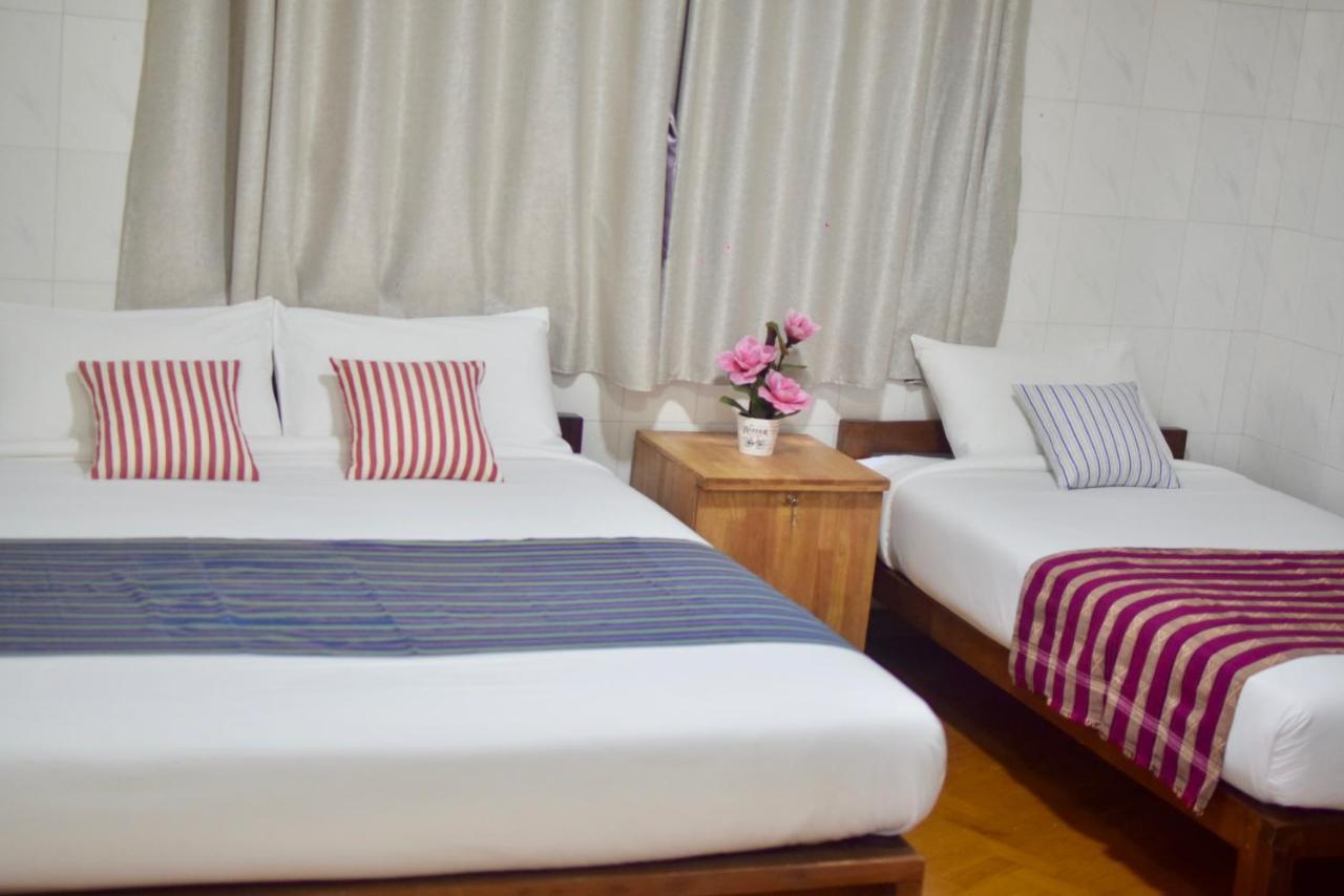 Celia Hostel Mandalay Exteriör bild