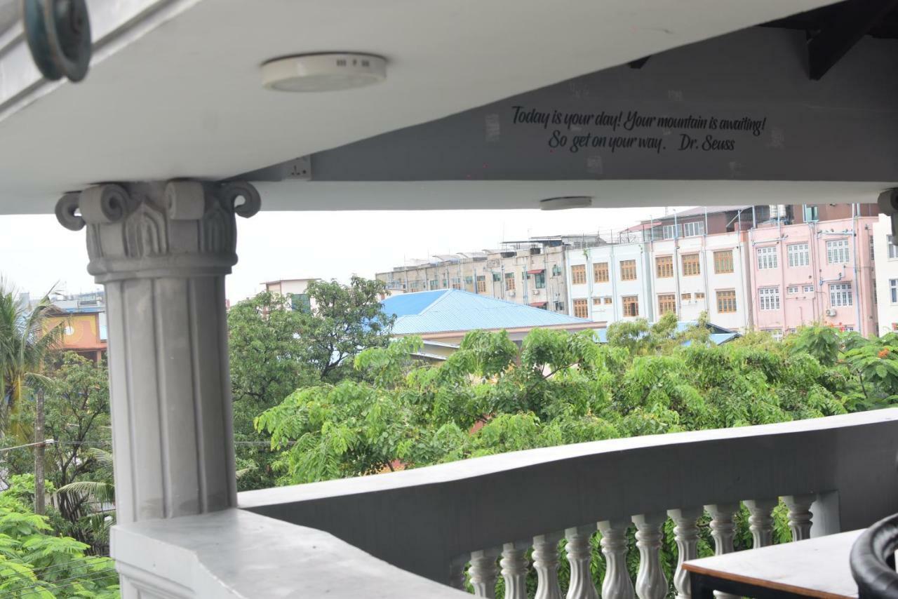 Celia Hostel Mandalay Exteriör bild