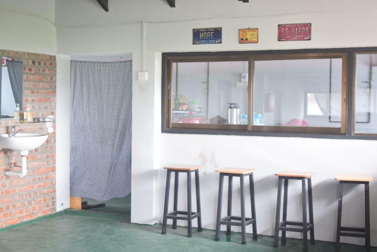 Celia Hostel Mandalay Exteriör bild