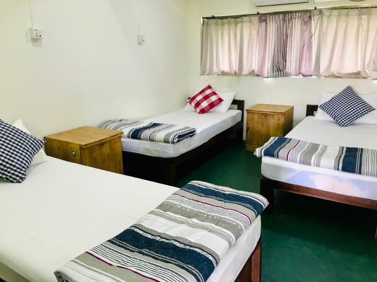 Celia Hostel Mandalay Exteriör bild