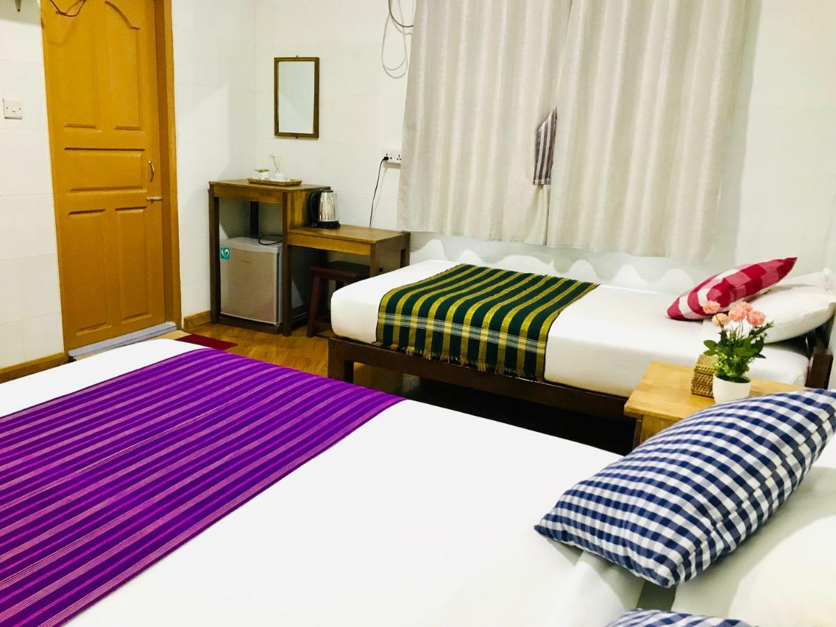 Celia Hostel Mandalay Exteriör bild