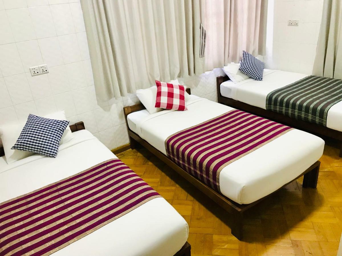 Celia Hostel Mandalay Exteriör bild