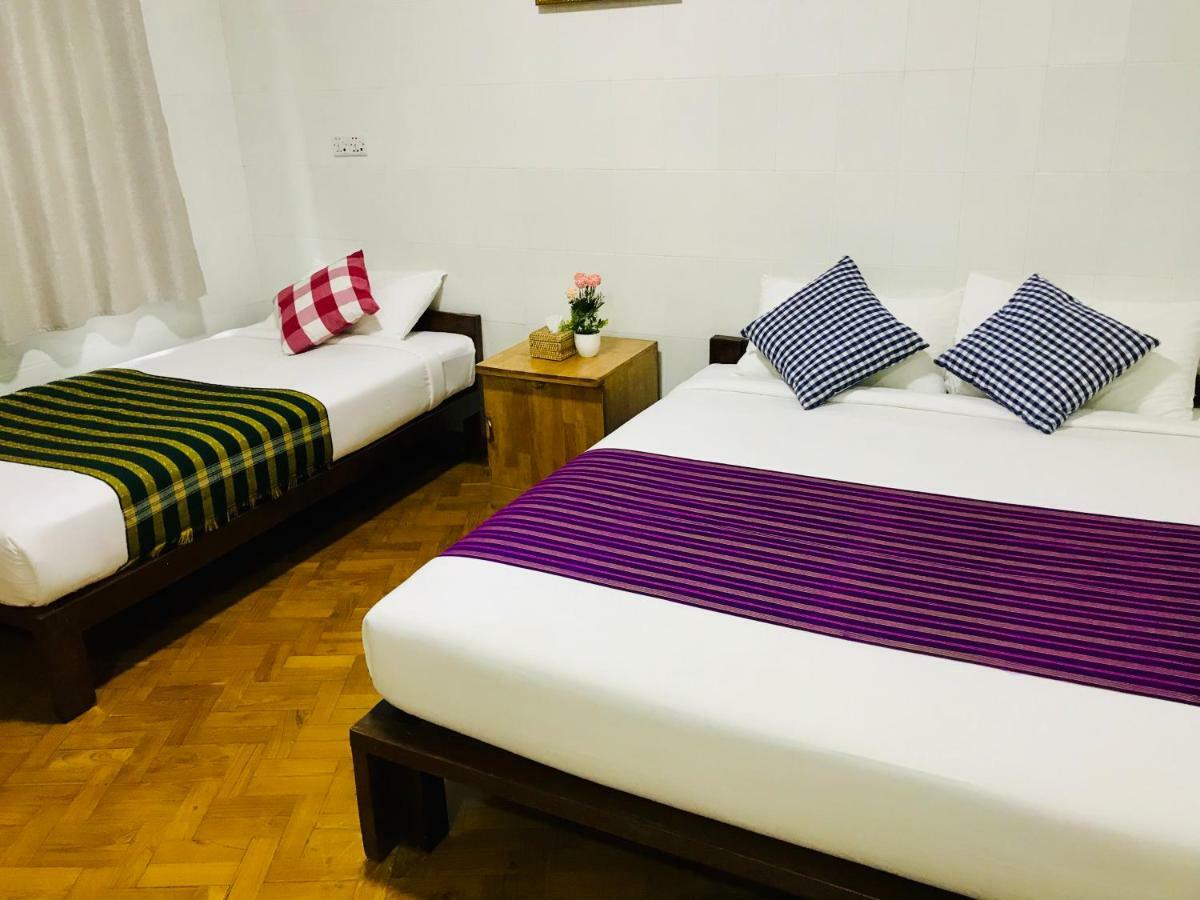 Celia Hostel Mandalay Exteriör bild