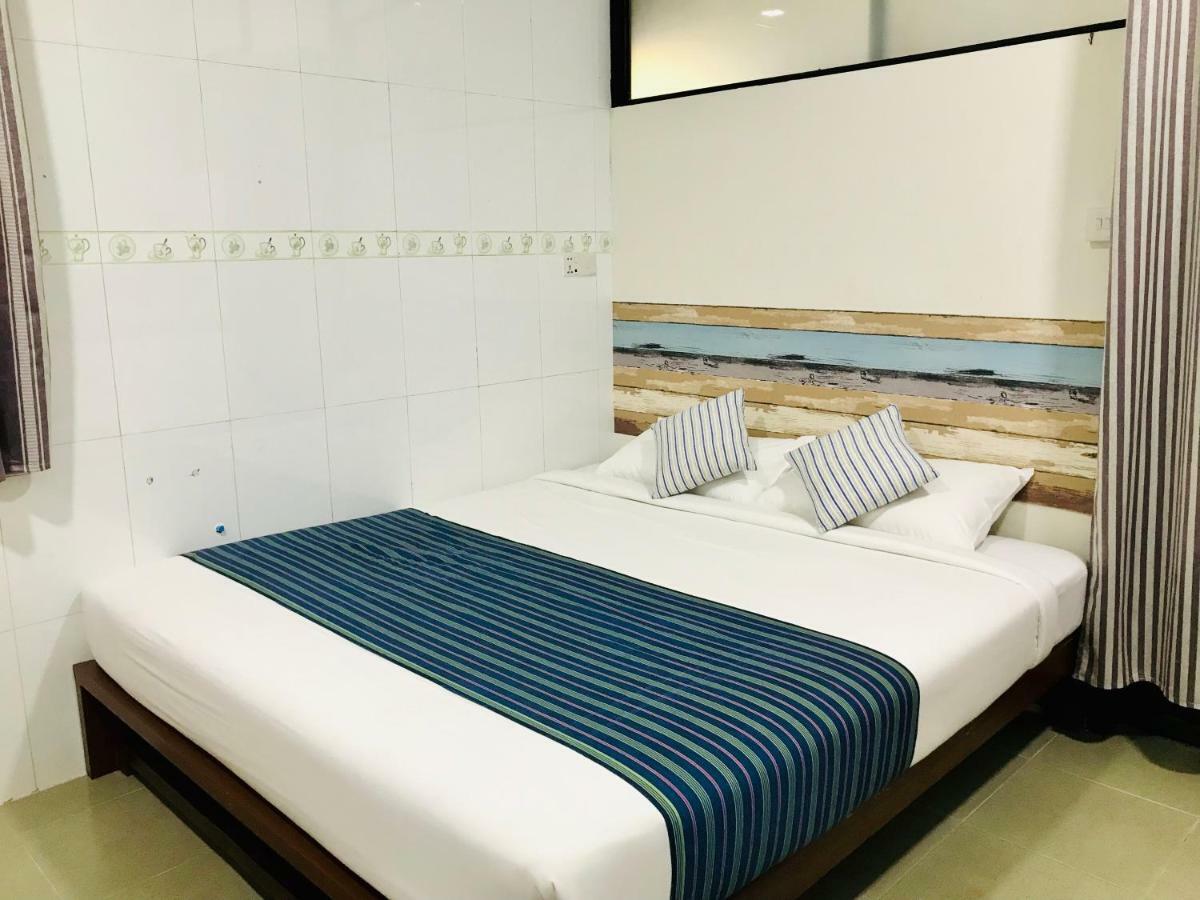 Celia Hostel Mandalay Exteriör bild