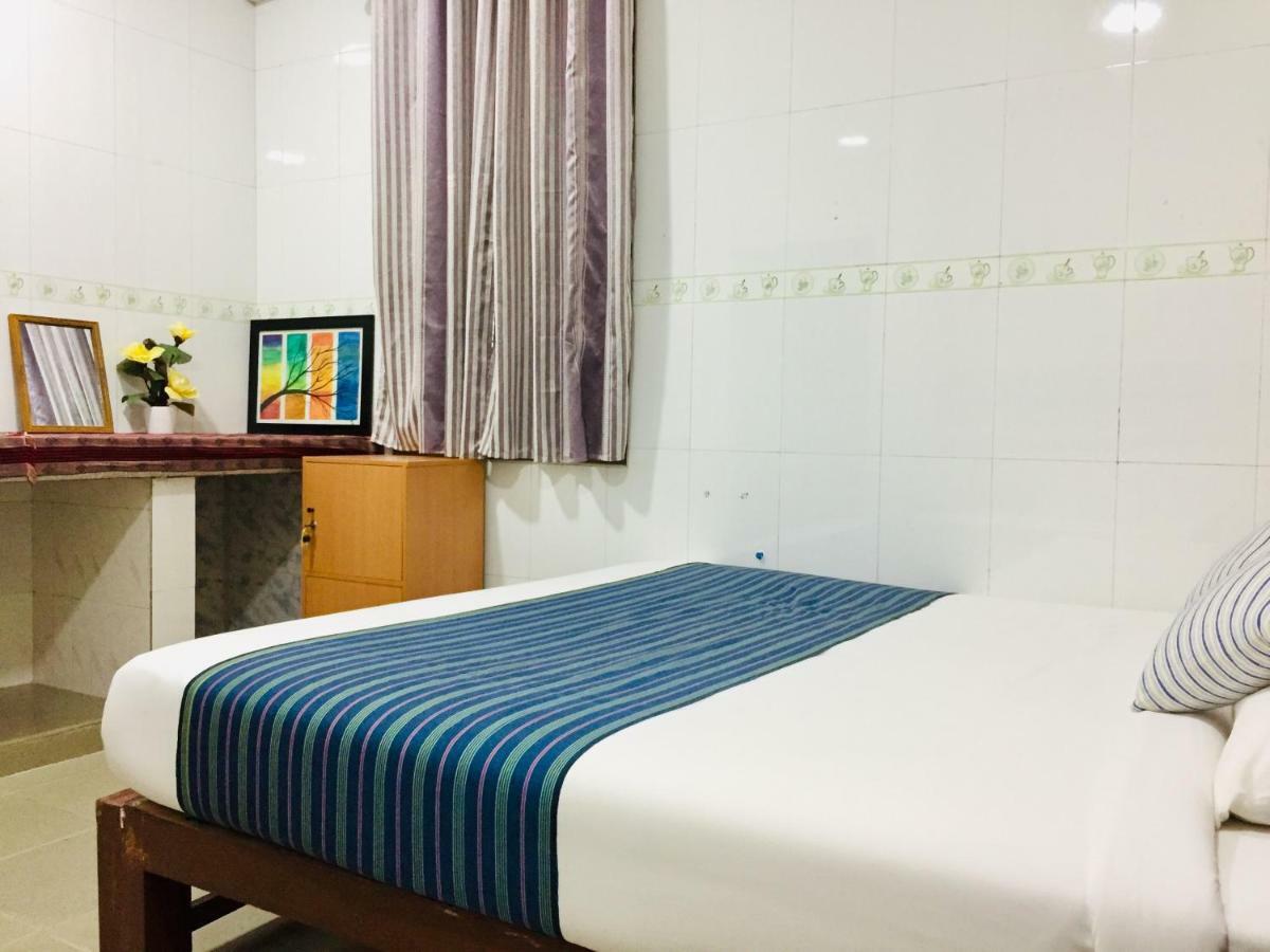 Celia Hostel Mandalay Exteriör bild